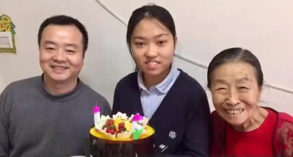 75岁张少华因病去世,生前全家庆生合影曝光,与丈夫儿子同框画面温馨