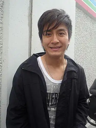 p>马国明,1974年2月13日出生于中国香港,毕业于加拿大哥伦比亚大学