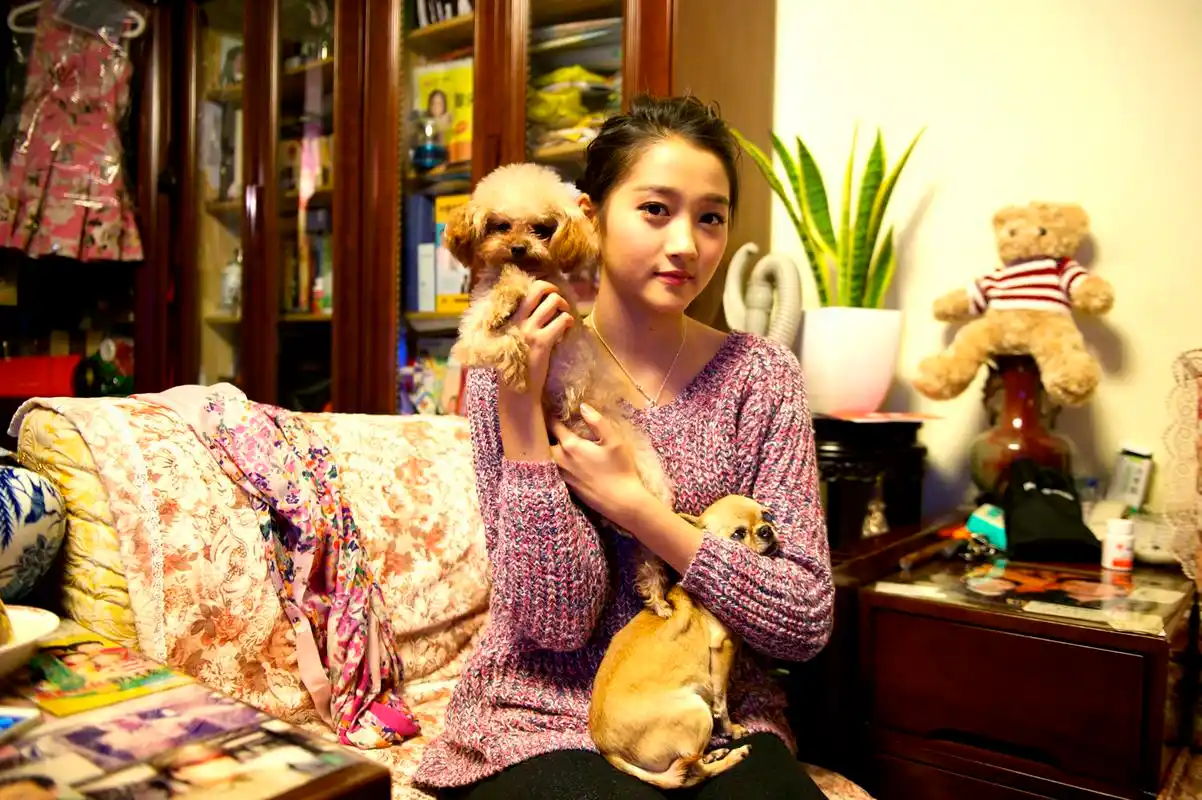 关晓彤期末考后大"解放"蛮腰美腿靓丽抢镜,青春活力十足!