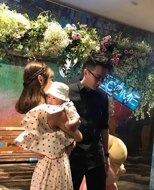 雪梨老公张衍也是个富二代,颜值也配得上雪梨,看小土豆那么可爱,一定