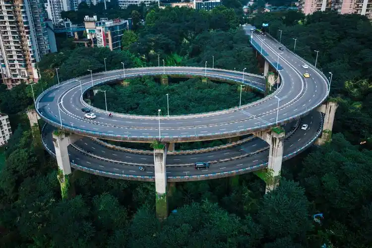 《疯狂的石头》中,黄渤撒腿狂奔于魔鬼立交的桥段,这一幕就取景于重庆