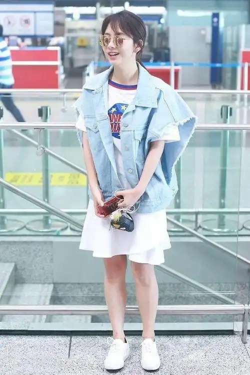 谭松韵穿上这件超大马甲牛仔外套反而显矮了,真浪费她1米62的好身高