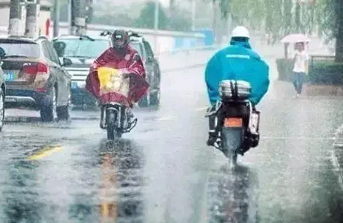 电动车被雨淋了有事吗,电动车淋雨了还能骑吗