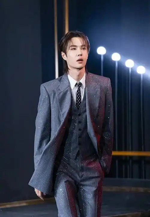 原创王一博生图都难掩帅气银线西装配中分发型儒雅帅气超靓