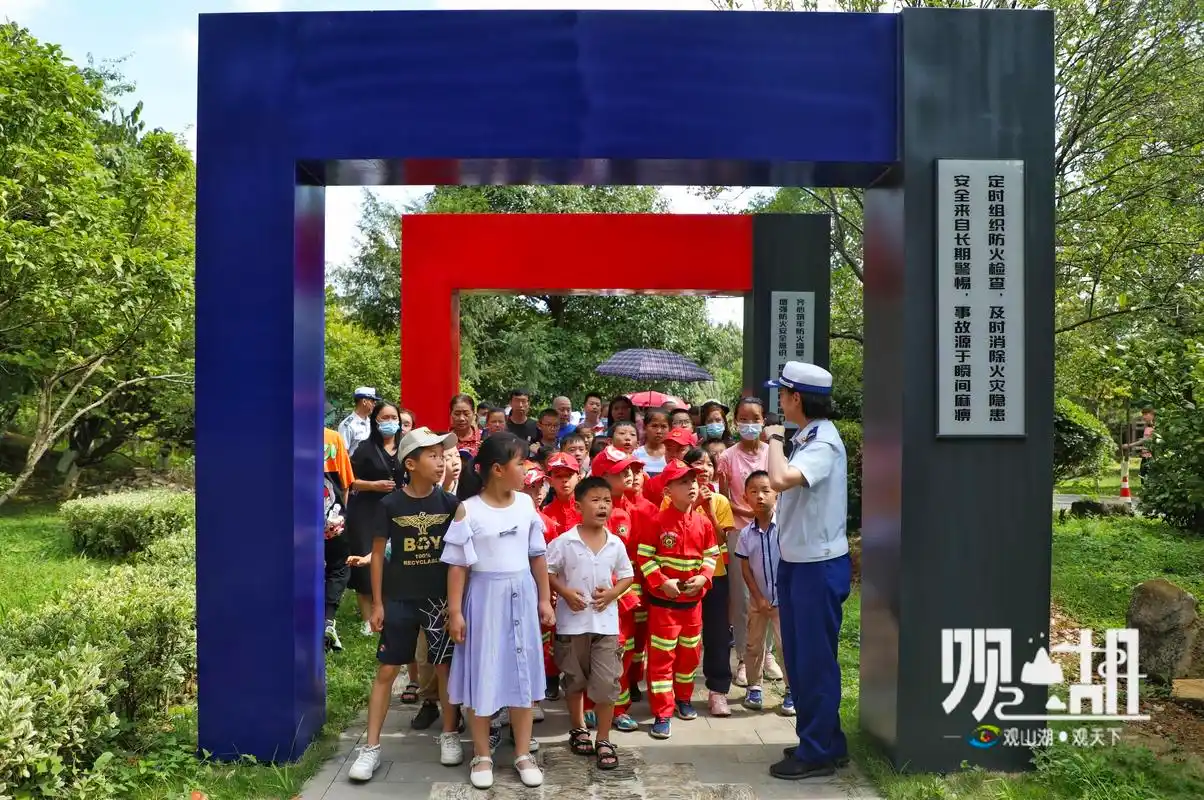 50余名萌宝走进消防主题公园当上小小消防员