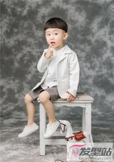 男宝宝蘑菇头发型图片 很萌很帅气小男孩蘑菇头
