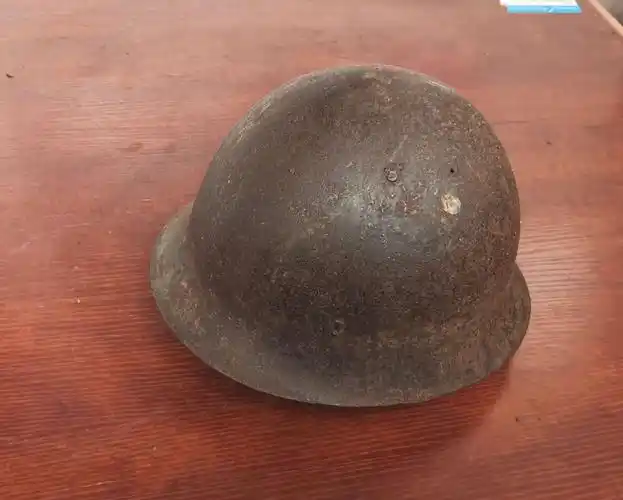 (1)日军90钢盔,顶部有四个通风孔是其特征.