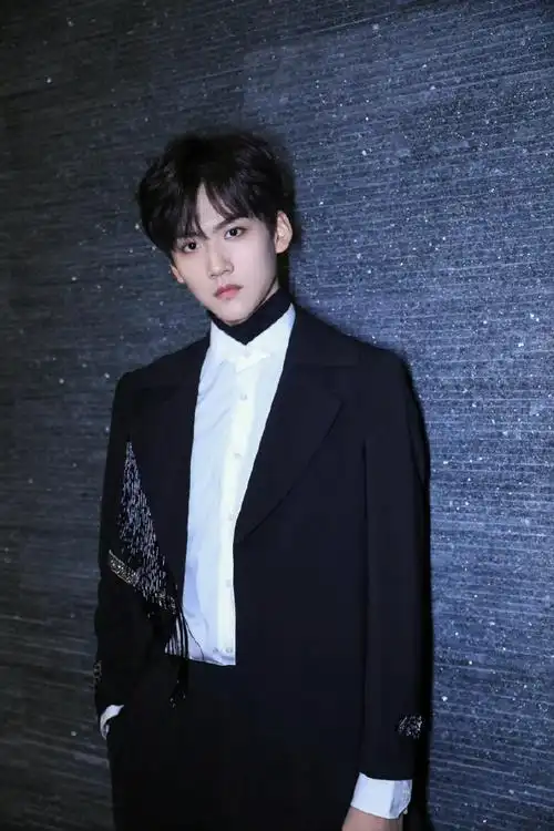 o.t.y写真单发了一条九宫格:best_official@into1-周柯宇