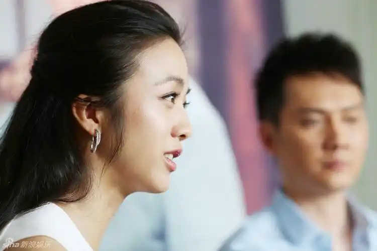 汤唯抵威尼斯白裙优雅文艺娇羞合影 - maplestage