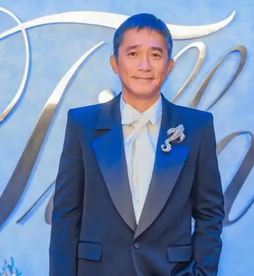 刘嘉玲晒夫妻合照57岁嘉玲姐体态年轻像三十多梁朝伟老态尽显