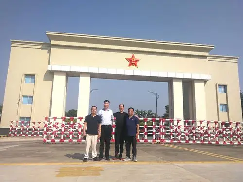 走在军营里,他们激动得热泪盈眶,并争先恐后的讲着多彩的军营生活