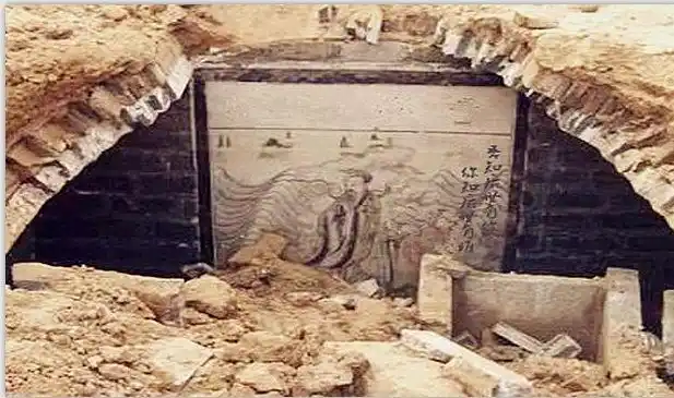 刘伯温不服诸葛亮带人挖了他的墓看到5个字之后直接跪拜在地