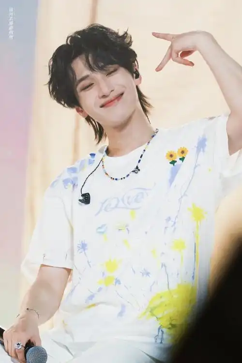 严浩翔小熊包合小熊妆造,谁懂啊这满分萌感的小熊妆造和浩翔的反差感