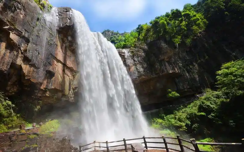 黄山的瀑布太壮观了,相比之下庐山瀑布就有些相形见拙了