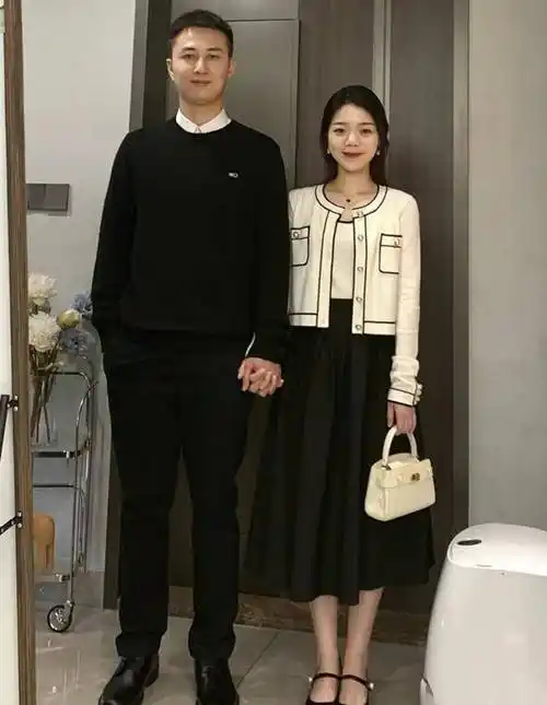 当158cm老婆和180cm老公同框,打扮甜美少女,越看越觉得般配_比例_造型