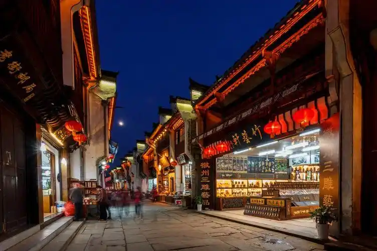 石板路幽古意境/店铺楼错落参差!