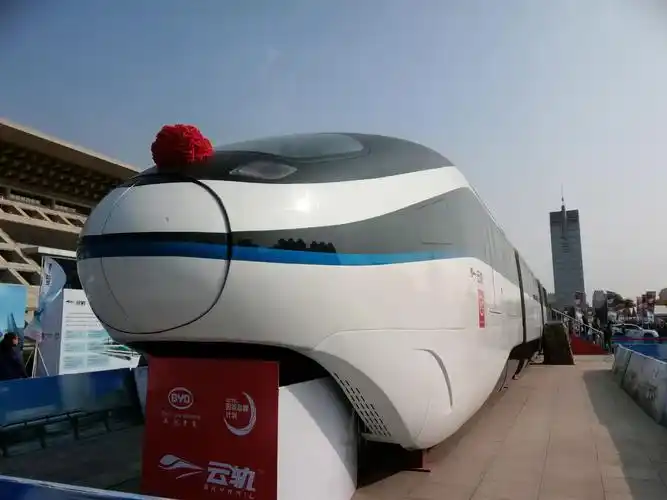 在安阳市东区享受即将落成的城市交通云轨.