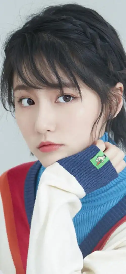 成果(爱情公寓5中饰演挖掘机女侠--诸葛大力),1995年5月23日出生于