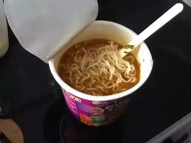 ▼他说:吃吧,你最喜欢酸菜口味!