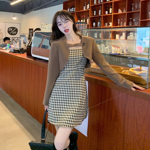 大码胖妹妹两件套女秋季新款小西服披肩上衣 格子吊带连衣裙套装