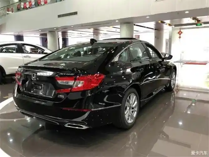 雅阁提车作业钟情本田买了黑色的雅阁
