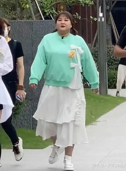 贾玲的体重总算刹车了修身版唐装也敢穿出来成胖女孩榜样
