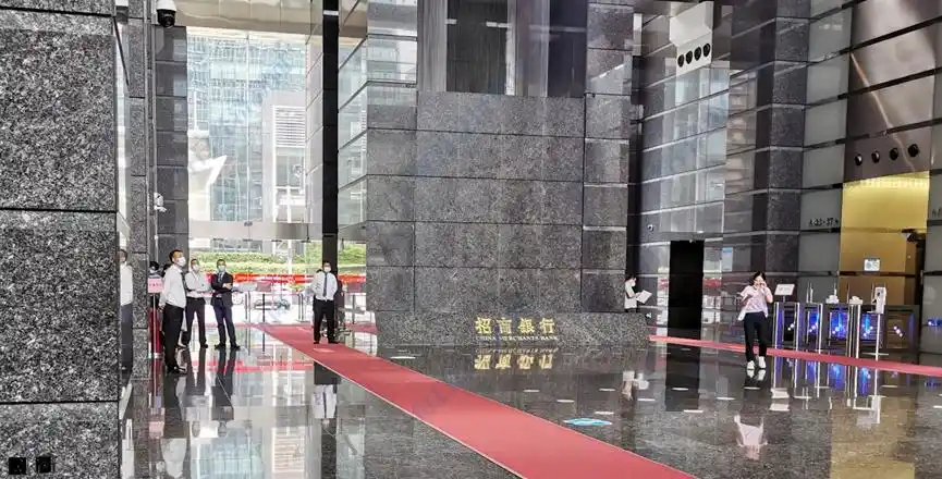 到达招商银行总行,工作人员表示今年股东大会并未对外开放,而是以直播