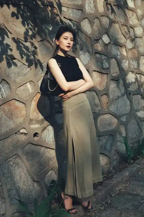 40 女性怎么穿衬衫,借鉴一下高圆圆的穿搭,减龄又时髦_气质端庄_蓝色