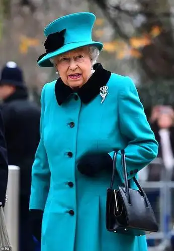 92岁英国女王穿蓝大衣看望102岁老人寒风凛冽光腿穿大衣我佩服