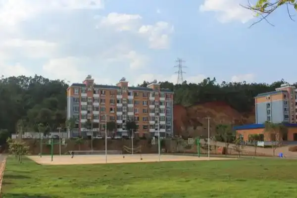 弥勒二中,建于1942年春,位于弥勒市竹园镇,是一所市属省二级一等完全