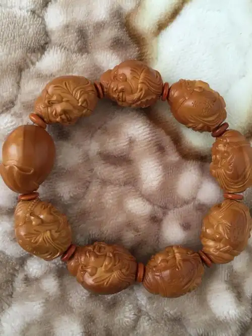 刚入手的宋梅英核雕手串八大财神值多少钱?宋水官女儿的,2.3大小