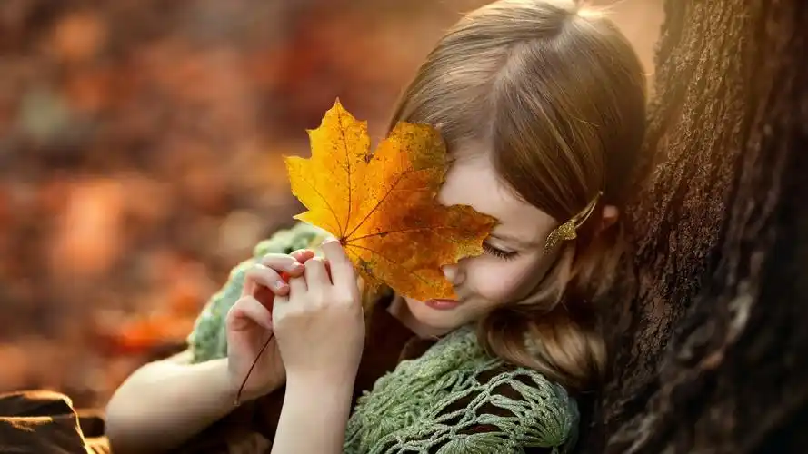 害羞的小女孩壁纸