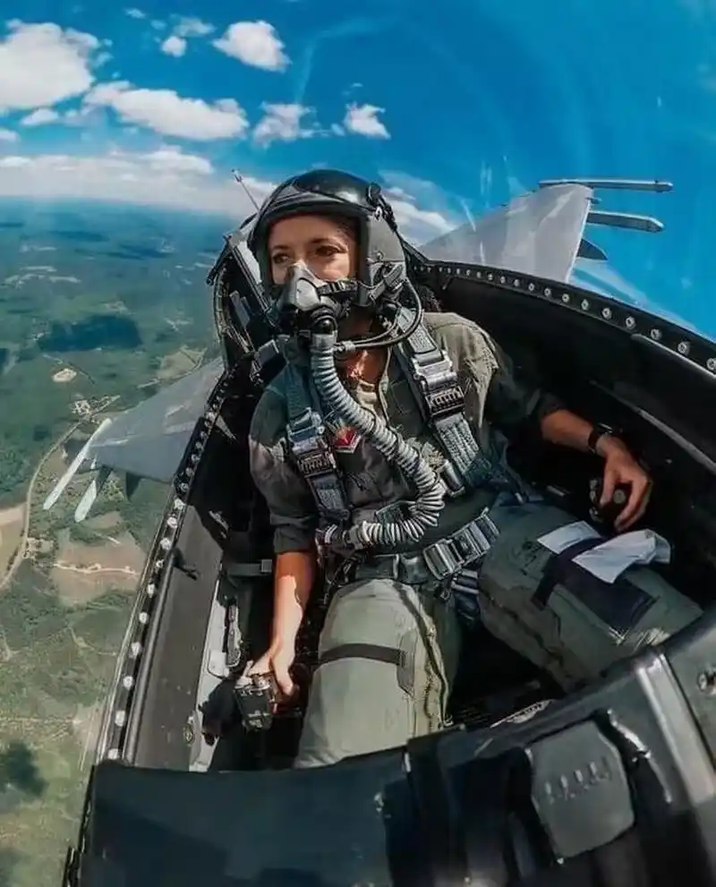 美国空军的f-16战斗机,看图片这位飞行员是女的,喜欢战斗机的网友能