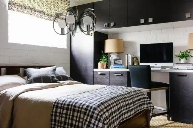 在这个房间里,一整面墙的嵌壁式橱柜让房间看起来很整洁——即使橱柜