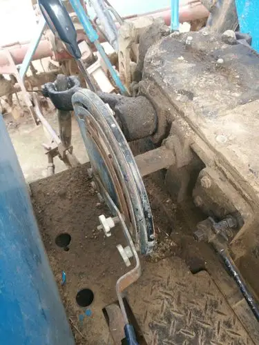 拖拉机升降器升到顶的时候会往上抖,升到一半会自动下滑,坐垫下面会