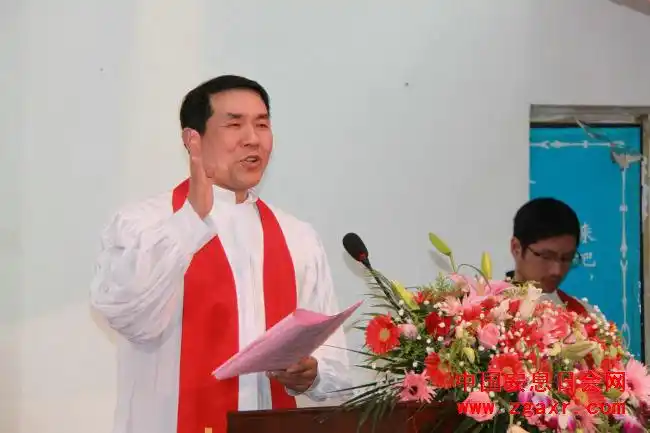 梁亦琨牧师为按立圣典读经勉励现场