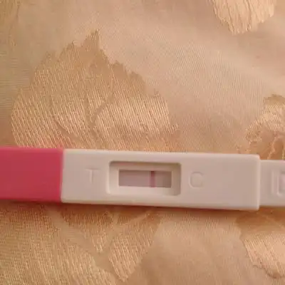 这是什麼情况,早上用早孕试纸测的晨尿弱阳性,后来喝了很多水用验孕棒