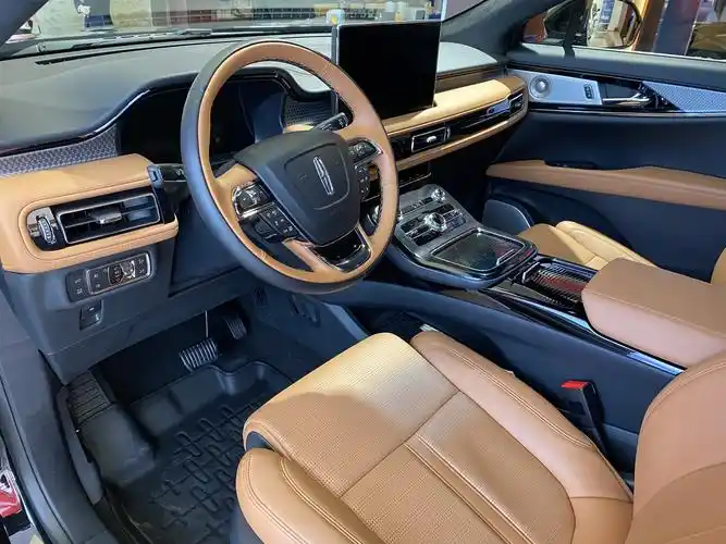 实拍林肯航海家总统版配v6发动机隔音一流40岁开它就很成功