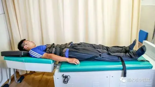 骨盆牵引,可以增加椎间隙宽度,减少椎间盘内压,椎间盘突出部分回纳