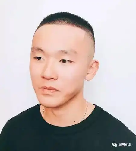 说起男生三面光的发型,就不得不提寸头发型了,男生最清爽的发型,不但