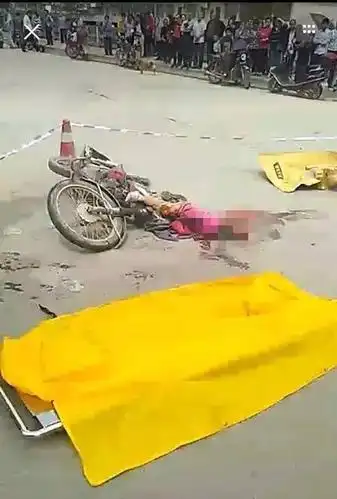 仁化一父亲开摩托车搭女儿,路上遭遇车祸孩儿头部被压碎!