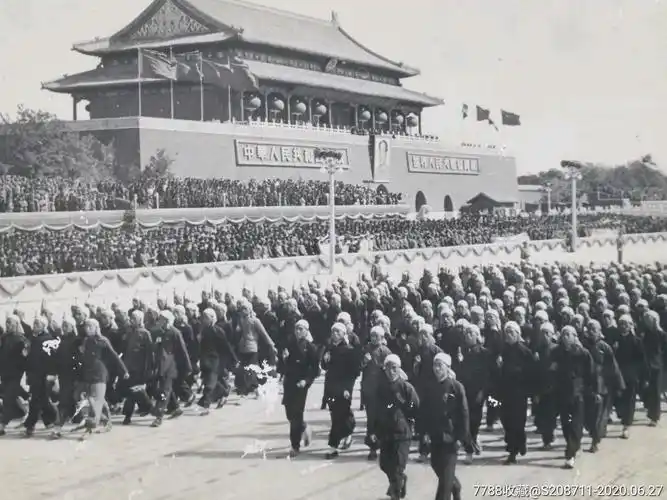 【罕见】1951年国庆(白布缠头)民兵走过首都天安门广场接受检阅照片