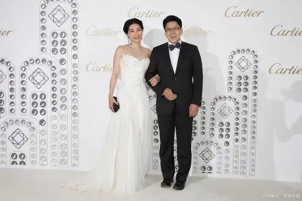 郭晶晶作为旗手,而霍启刚则担任香港代表团领队,这一夫妻档的双双亮相