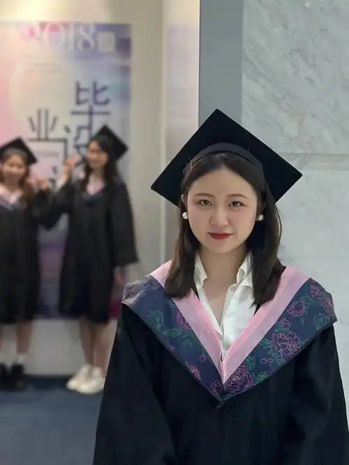 忘记了学士帽流苏要搁在右边(被老师拨穗之后再放左边)建议姐妹们拍