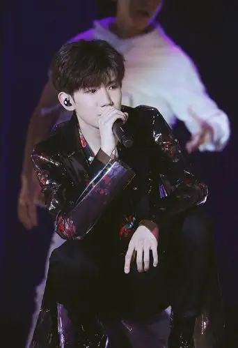 忍痛割爱,拿去!我最爱的王源生日演唱会帅气舞台照图片可做壁纸