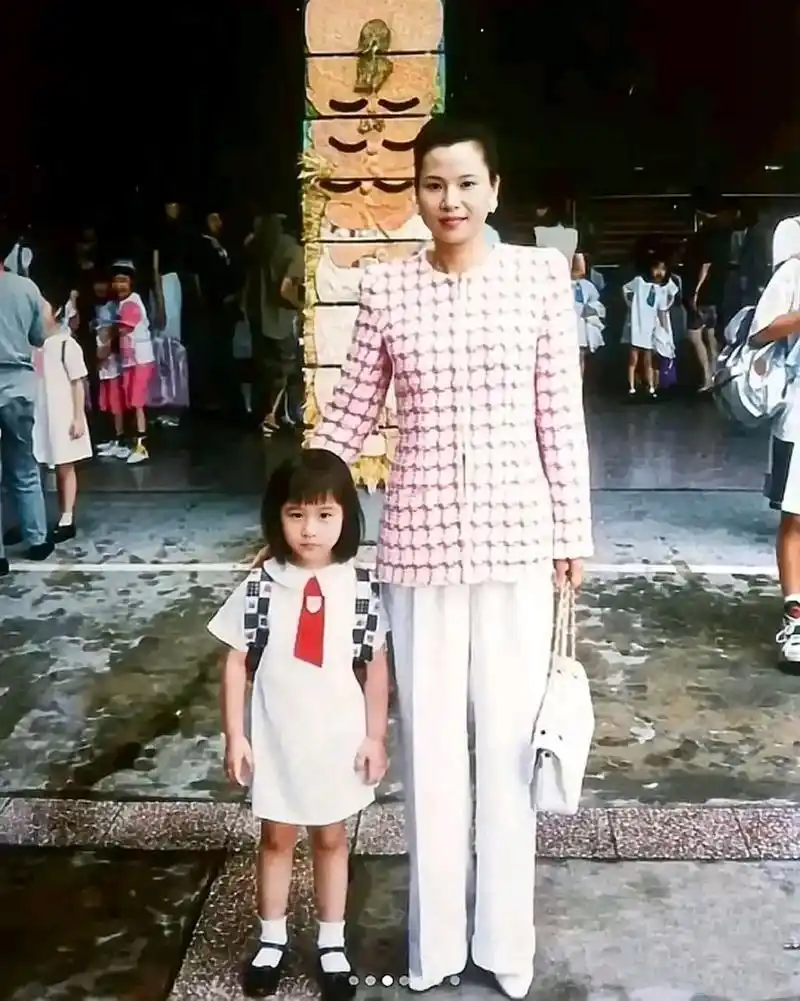 赌王三太陈婉珍年轻时的照片曝光.