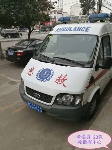 中医院急救车去接病人路上.