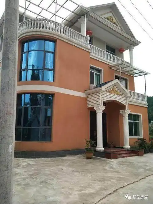 外墙采用橙黄色的乳胶漆,与门头的欧式烫金雕花搭配十分亮眼,整体配色