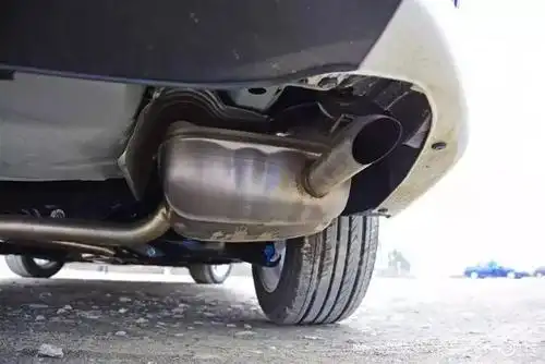 很多人在秋季保养的时候会忽视掉这个地方,夏天本身雨水大,排气管就