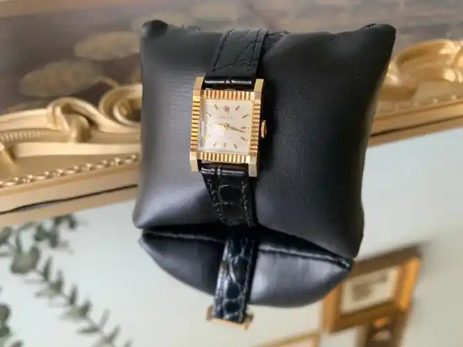 劳力士rolex年代:1960～手动上弦材质:18kyg尺寸:23mm(长)x 16mm(宽)x